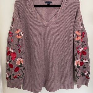 BEAUTIFUL DUSTY PURPLE V-NECK SWEATER WITH FLORAL EMBROIDERY